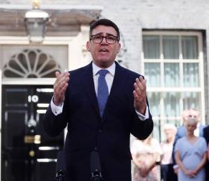 El nuevo primer ministro británico, Andy Burnham, pronuncia un discurso frente al número 10 de Downing Street, en Londres, Reino Unido.