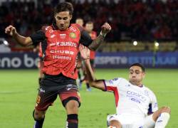 David González disputando el partido con el Deportivo Cuenca en Copa Sudamericana