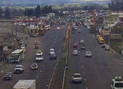 Fotografía que muestra circulación vehicular fluida en la Panamericana Sur E35, sector de Tambillo.