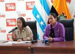 La ministra de Ambiente y Energía, Inés Manzano (D), encabezó una reunión del COE Nacional frente a intensas lluvias registradas en la región Litoral.