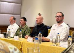 Fotografía que muestra al ministro de Defensa de Ecuador, Gian Carlo Loffredo, y de Perú, Amadeo Flores.