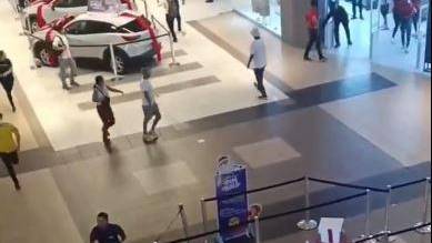 Sujeto entra de forma caótica al interior de un centro comercial de Guayaquil y genera pánico entre los ciudadanos