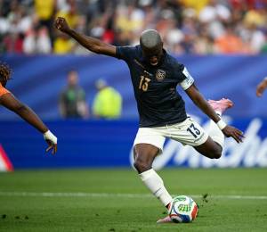 Enner Valencia en el partido de Ecuador y Costa de Marfil.