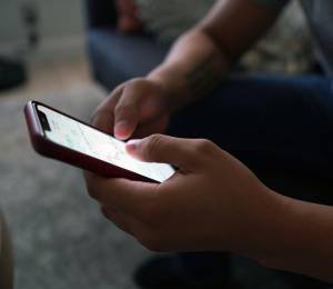 Fotografía referencial que muestra a una persona leyendo un comunicado falso.