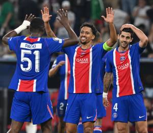 Willian Pacho y sus compañeros del Paris Saint-Germain celebran tras ganar un partido.