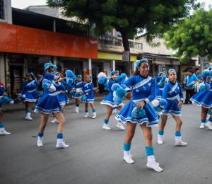 Estudiantes bailan durante un desfile conmemorativo por los 206 años de Independencia de Guayaquil.