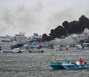 Fotografía que muestra el incendio de varias embarcaciones en el Puerto de Manta, el pasado 6 de junio.