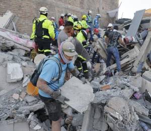 Edificios y casas afectadas este martes, tras un terremoto de magnitud 7,4 que sacudió al país, en Pereira.
