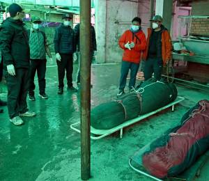 Amigos y familiares reaccionan a la llegada de los cuerpos de dos víctimas de una avalancha al Hospital Universitario Tribhuvan de Katmandú, Nepal, el 28 de septiembre de 2026.