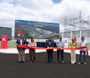 Ejecutivos haciendo un corte de cinta en la granja solar Río de Oro Energy.