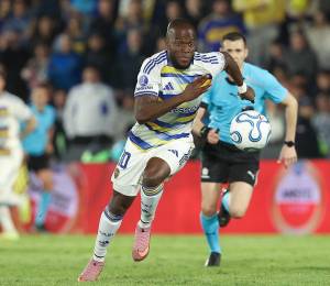 Enner Valencia de Boca disputando partido de vuelta de los octavos de final de la Copa Sudamericana entre Recoleta FC y Boca Juniors.