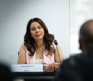 Cynthia Gellibert arriba al IESS tras su paso por el Ministerio de Trabajo y Desarrollo Humano.