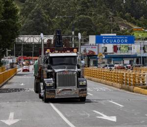 Fotografía que muestra un camión cruzando el Puente Rumichaca, en la frontera con Colombia.