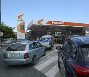 Foto referencial de una estación de servicio atiende el despacho de combustible a los conductores.
