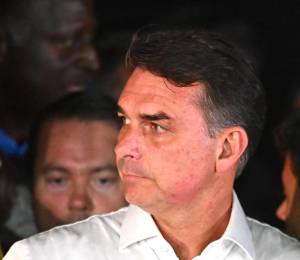 El excandidato presidencial Flavio Bolsonaro afirmó el domingo que es imposible reconocer la victoria del presidente Luiz Inácio Lula da Silva en la segunda vuelta de las elecciones presidenciales de Brasil.