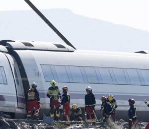 Efectivos de bomberos inspeccionan junto a los vagones del tren AVE que ha colisionado este miércoles con otro de Iryo en la línea Madrid-Andalucía, a la altura de Urda (Toledo).