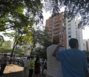 Personas evacúan después de un terremoto en Cali, Colombia, este 10 de agosto de 2026.