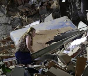 Una persona observa entre los escombros este miércoles, luego de dos fuertes terremotos sacudieron el Caribe venezolano en Caracas.