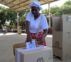 Una mujer ejerciendo su derecho al voto en Cauca, Colombia, este 21 de junio de 2026.