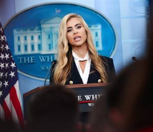 Katie Zacharia durante su primera rueda de prensa en la Casa Blanca.