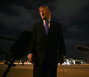 El presidente de los Estados Unidos, Donald Trump, habla con los medios de comunicación antes de abordar el Air Force One con destino a Las Vegas, en el Aeropuerto Internacional de Los Ángeles, el 4 de agosto de 2026.