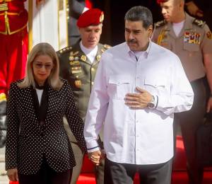 Fotografía de archivo del 18 de noviembre de 2023 del presidente de Venezuela, Nicolás Maduro (c) acompañado de su esposa Cilia Flores (i) durante un acto en Caracas (Venezuela).