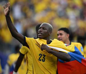 Moisés Caicedo celebrando la victoria ante Alemania en la última fecha del Grupo E del Mundial 2026.