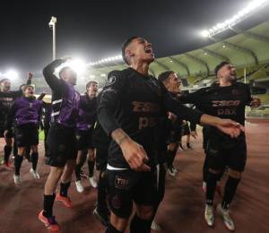 Jugadores de Platense celebran la clasificación a cuartos de final de la Copa Libertadores.
