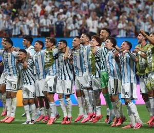 Jugadores de Argentina celebrando la clasificación a cuartos de final del Mundial 2026.