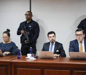 Fotografía que muestra al fiscal general del Estado (C), Leonardo Alarcón, quien representa al Ministerio Público en la causa.