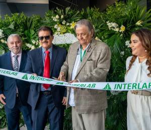 José Guevara Aguirre, presidente ejecutivo de Interlab, realiza el corte de cinta de un nuevo laboratorio clínico en el Hospital Dr. Trino Andrade.