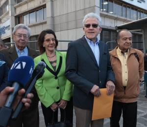 Germán Rodas junto con los demás miembros de la Comisión de Anticorrupción acudieron a entregar un oficio ante el Fiscal General.