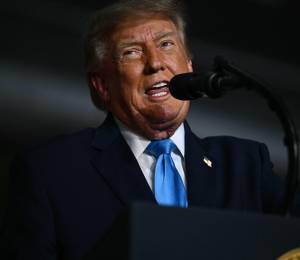El presidente de los Estados Unidos, Donald Trump, habla durante un mitin de campaña en el Pinnacle Bank Expo Center de Grand Island, Nebraska, el 5 de octubre de 2026.