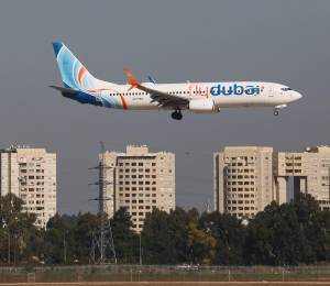 Avión de la compañía Flydubai aterrizando en Tel Aviv.