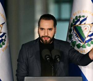 El presidente de El Salvador, Nayib Bukele, hace gestos mientras pronuncia un discurso durante la inauguración de la nueva sede de la Fiscalía General de la República (FGR) en Antiguo Cuscatlán, El Salvador.