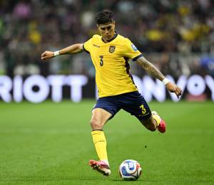 Piero Hincapié disputando el partido entre México y Ecuador.