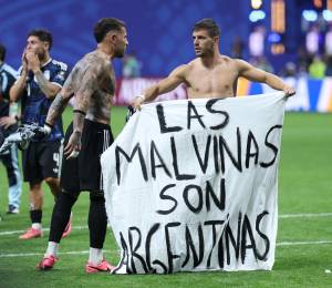 Giovani Lo Celso muestra una pancarta con el mensaje Las Malvinas son argentinas tras ganar el partido de semifinales del Mundial de fútbol de 2026 entre Inglaterra y Argentina.
