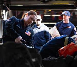 Miembros del equipo internacional de búsqueda y rescate urbano (USA-2) del Departamento de Bomberos del Condado de Los Ángeles cargan sus suministros en un autobús antes de partir hacia Venezuela.