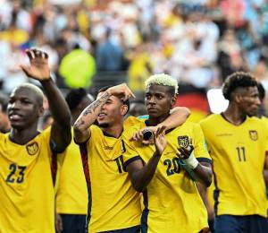 El mediocampista ecuatoriano Kendry Páez (centro-izquierda) y el delantero Nilson Angulo (centro-derecha) celebran la victoria tras el partido del Grupo E del Mundial 2026 entre Ecuador y Alemania.