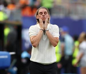 El seleccionador argentino de Ecuador, Sebastián Beccacece, reacciona en la banda durante el partido del Grupo E del Mundial 2026 entre Costa de Marfil y Ecuador.