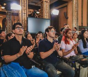 Fotografía que muestra a jóvenes presentes durante la firma del convenio entre el Municipio de Guayaquil y Paradox.