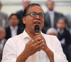 El candidato a la Presidencia de Perú por el partido Juntos por el Perú, Roberto Sánchez, se dirige a los medios.