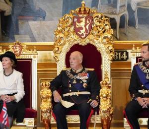 El rey Harald de Noruega, Harald V (centro), la reina Sonja (izquierda) y el príncipe heredero Haakon (derecha).