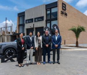 Kristel Vásquez, gerente regional de ASIAUTO; Gabriela Sacoto, gerente de Operaciones de ASIAUTO; Iván Baquerizo, presidente ejecutivo de Promotora Baqueira; Luis Fernando Gómez, presidente ejecutivo de Promotora LFG; y José Jara, gerente de Marketing de ASIAUTO.