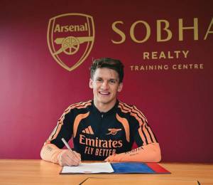 Christos Tzolis es nuevo jugador del Arsenal.