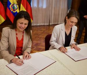 La viceministra de Cooperación Internacional Angélica Arias (I) encabezó la delegación ecuatoriana que firmó el acuerdo bilateral.
