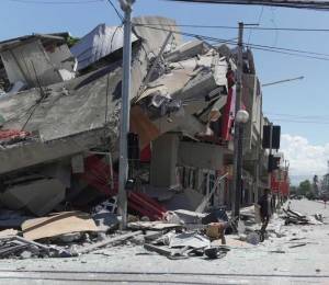 Varias construcciones del sur de Filipinas colapsaron a causa del sismo de magnitud 7,8.