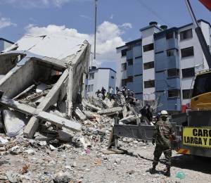Integrantes del Ejercito de Colombia y voluntarios realizan una operación de rescate en los escombros de un edificio tras el terremoto de magnitud 7,4 que sacudió la mayor parte de Colombia.