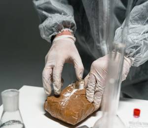 Fotografía referencial de un bloque de cocaína siendo inspeccionado.
