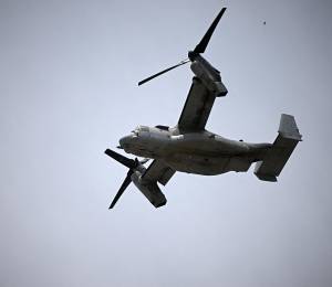 Una aeronave militar estadounidense V-22 Osprey sobrevuela la zona afectada por los dos terremotos del 24 de junio, en La Guaira, Venezuela, el 30 de junio de 2026.